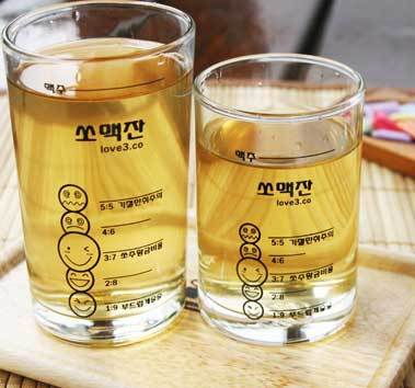 教材にはない韓国語 폭탄주 爆弾酒 ウィスキーとビールを混ぜた酒のことです 焼酎とビールを混ぜる場合もあり 焼酎 ビール ジュースを混ぜる場合も多いです 普通は一気飲みします これらを混ぜる理由は 早く酔う為 だそうです Http T Co