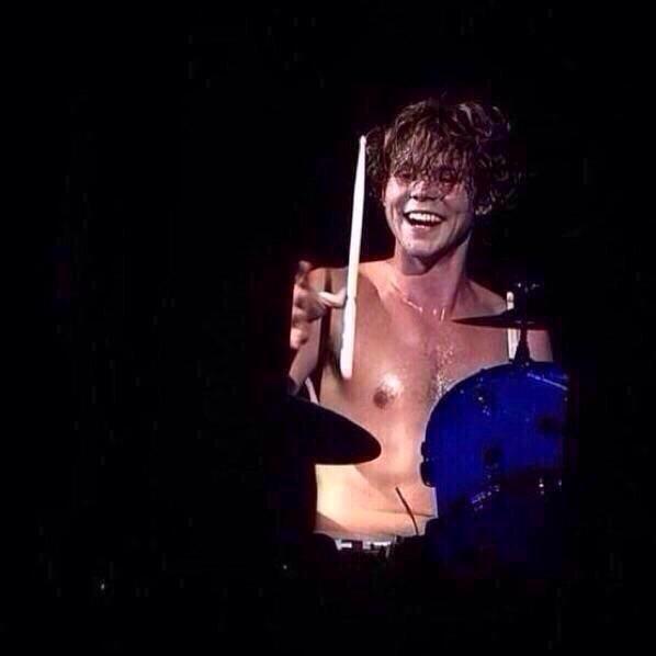 samfinch_x's tweet image. @Ashton5SOS you best perform topless @ Birmingham next year😹
