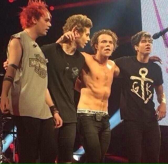 samfinch_x's tweet image. @Ashton5SOS you best perform topless @ Birmingham next year😹