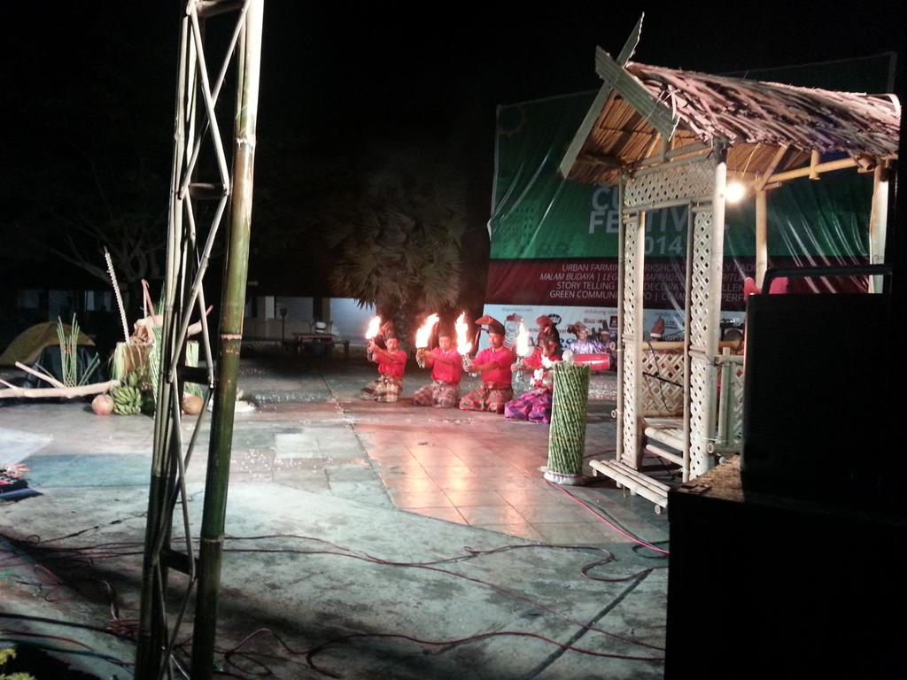 IDberkebun's tweet photo. “@MksrBerkebun: Sekarang pementasan Pepe'-pepeka ri Makka. Semacam debus ala Makassar #MGCF2014 http://t.co/5icOOg9YEW”