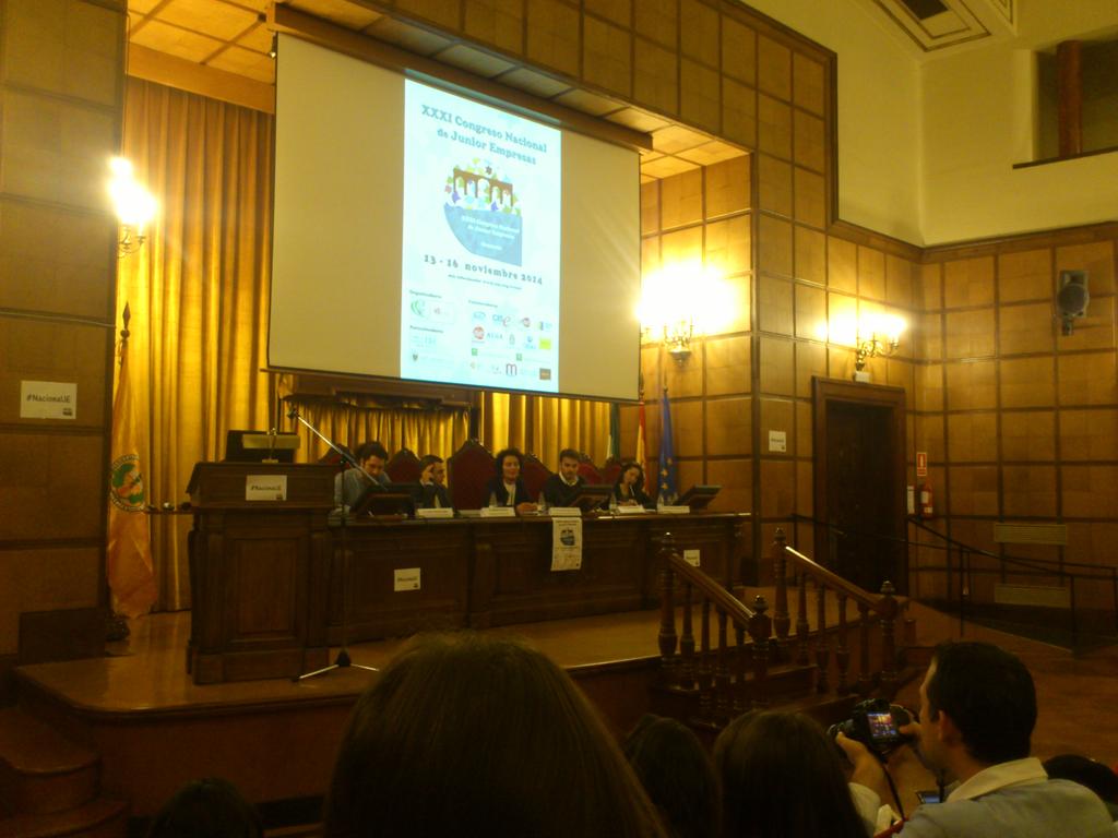 FlusSportGD's tweet photo. Tema de debate: ¿El emprendedor nace o se hace? ¿Cualquiera puede serlo? Muy interesante, ¿Qué opináis? #NacionalJE http://t.co/wCGZHamkv8