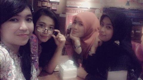 Dinner sama yang cantik cantik ♥ <a href="/neyllacheryl/">Fifinella C Siregar</a> <a href="/azkalicious/">Azka Marris</a>