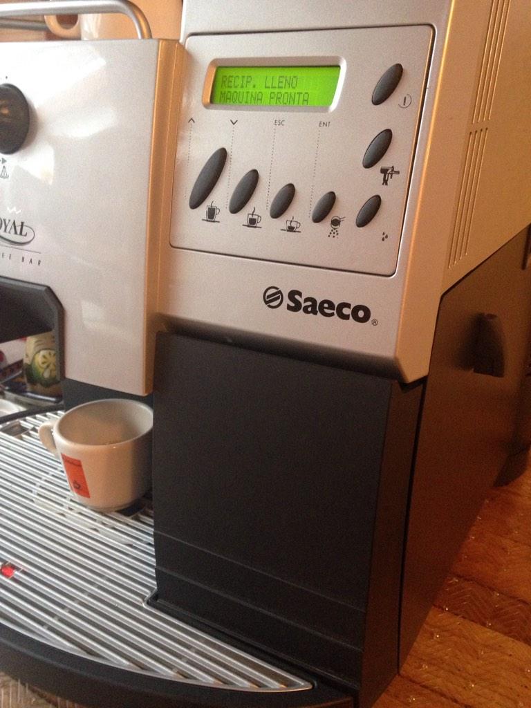 ikd's tweet image. Cortar el cajon de la cafetera y poner ahi una ventanita tranparentoso para tener visual si esta lleno de cafe #YYTID