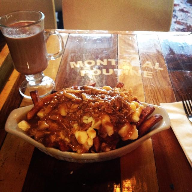 montrealpoutine's tweet photo. Votre nuit parfaite ne manque que de 3 choses: les frites, la sauce, et le fromage.
#PoutineAfterParty
161 St-Paul E http://t.co/vEZZ4NmEi5