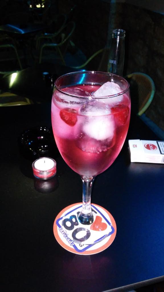 lamanuteca's tweet photo. Aquín andamos @LOLAYBILBO y un servidor tomándonos algo en @laDecadaJerez #ginebradefresa #r8gin http://t.co/xMmMWxRvLm