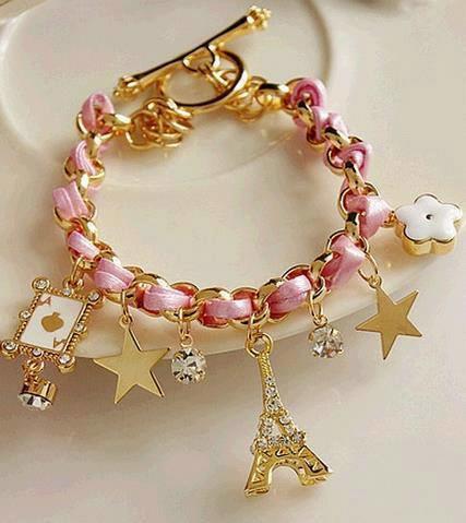 Eubelismora's tweet photo. RT @ddlovato. Te regalo linda pulsera para tu concierto mi Idola♥ http://t.co/tJtlCnRQNH