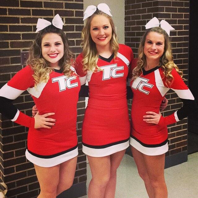 TimothyCheer's tweet photo. Our awesome Seniors/Captains @heidihuiner @macyjdavidson @Lindsey_Grilli http://t.co/TJ9kBmBPyW