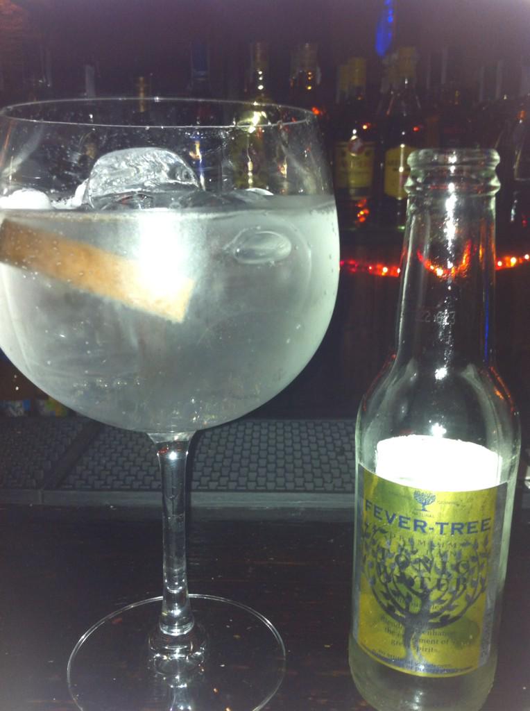 ScientiaJMLN's tweet image. Celebrando en La Latina madrileña  el #XBitacoras de @qmph_es ...pero el mamón sin aparecer para pagar los G&amp;amp;T...