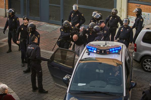 arde_republica's tweet photo. Un ejército de antidisturbios ha desahuciado hoy en Vallekas a una anciana de 85 años. ¿Estás orgulloso de tu país? http://t.co/jbqfTsneKI