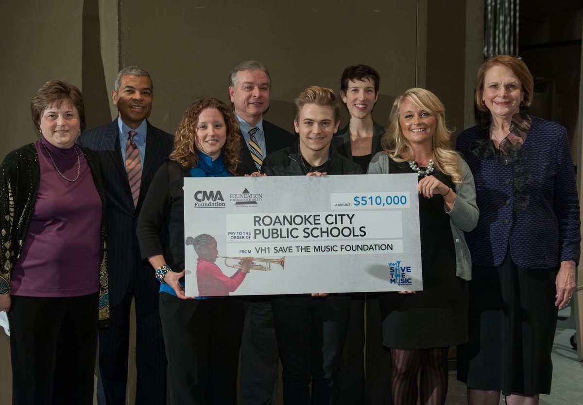 CountryMusic's tweet image. The CMA Foundation and @HunterHayes support @VH1SaveTheMusic in Roanoke, VA! #passthenote countrymu.sc/h9vc
