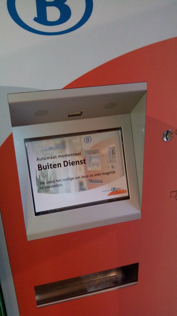 bartcode's tweet photo. automaten lopen qua staking voor op personeel. Weer 3 defect vandaag. 15m vertraging zijn natuurlijk wel actief #nmbs http://t.co/tWy9VDl5ek
