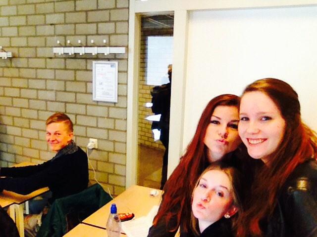 ROOMSx's tweet photo. Dit is met selfiestick b http://t.co/JuntayspHk