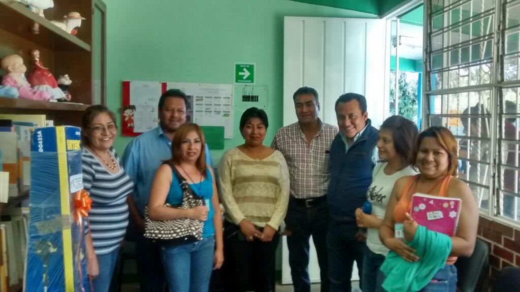 FrancoArmengol's tweet photo. Entregamos material a los Jardines de Niños San Jacinto Amilpas. @EvielPM @lizacosta2012 http://t.co/65v4bqrWwT