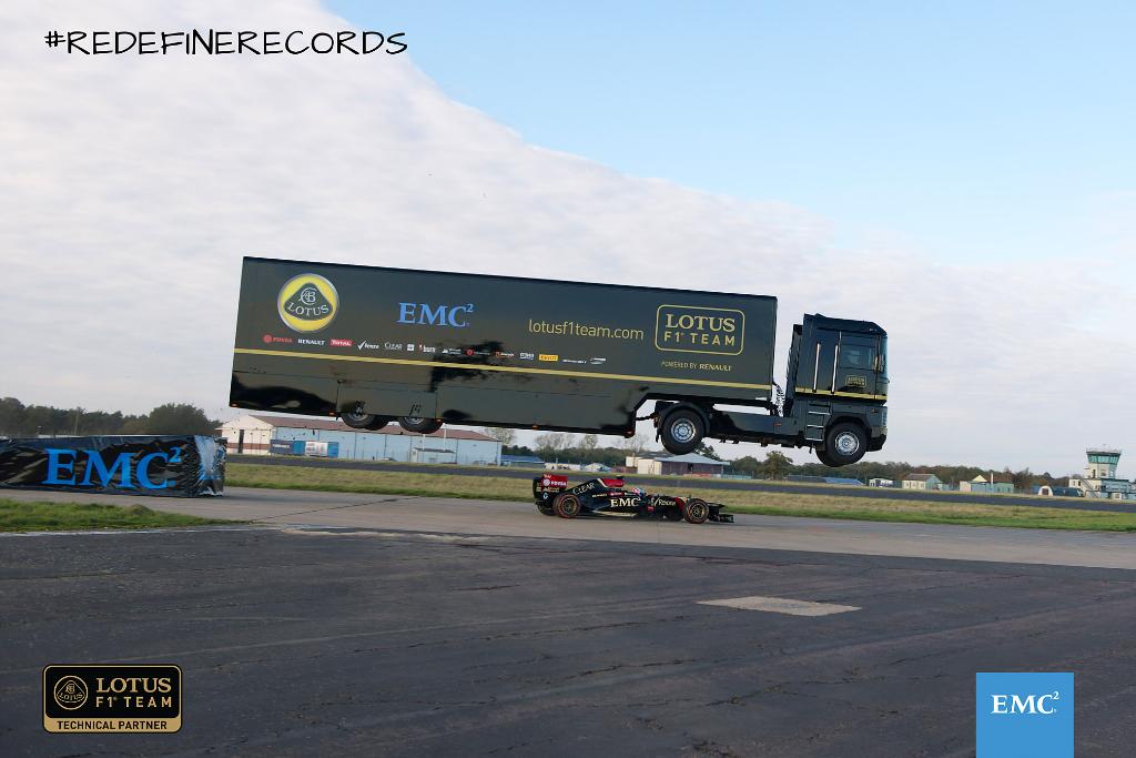 camion saltando sobre un f1