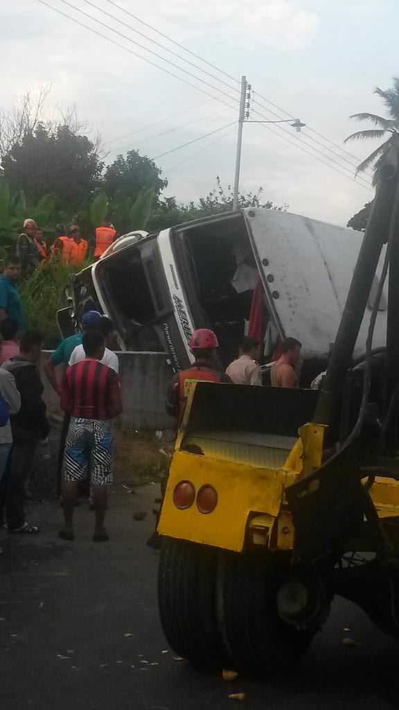 vzlasosvzla's tweet photo. Fotos del accidente en panamericana deja 6 muertos y mas de diez heridos hasta el momento #accidente #expresosmerida http://t.co/1Q6ri7LJ5q