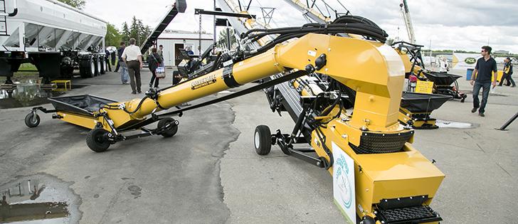 CDNag's tweet photo. Video: Convey-All Industries 1090 conveyor http://t.co/XQu1uu7KWx #westcdnag #cdnag #agchat @westernproducer http://t.co/2m103XW3Ay