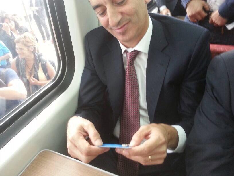 LaFloreriaOK's tweet photo. .@LaFloreriaMDP acompañando a @RandazzoF en el viaje de prueba del nuevo tren a #MardelPlata. http://t.co/xOJdUhmhVC