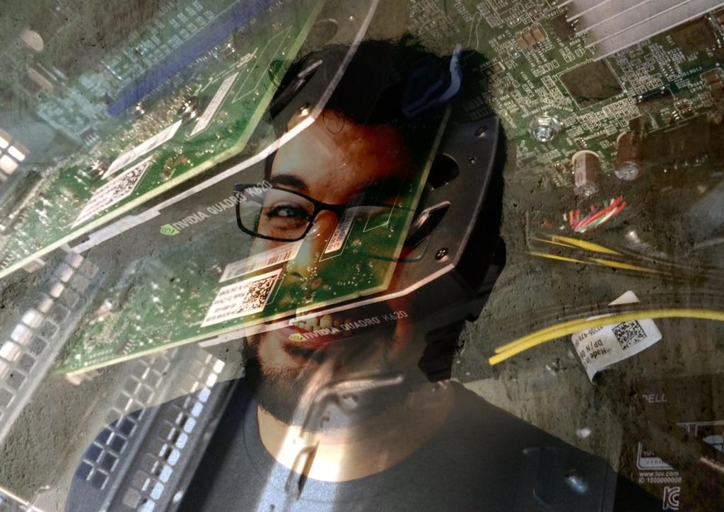 eeeb's tweet photo. @tybarciela is a #geeksta with his new computer grill. #geekstaGrillz http://t.co/cIk5JKZPWV