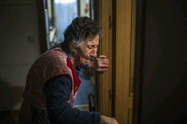 belenrodiezmo's tweet photo. La imagen d hoy: Carmen 86 años, desahuciada.Pero lloramos a una folclórica corrupta y una duquesa libre d impuestos http://t.co/LKR6Py8JFe