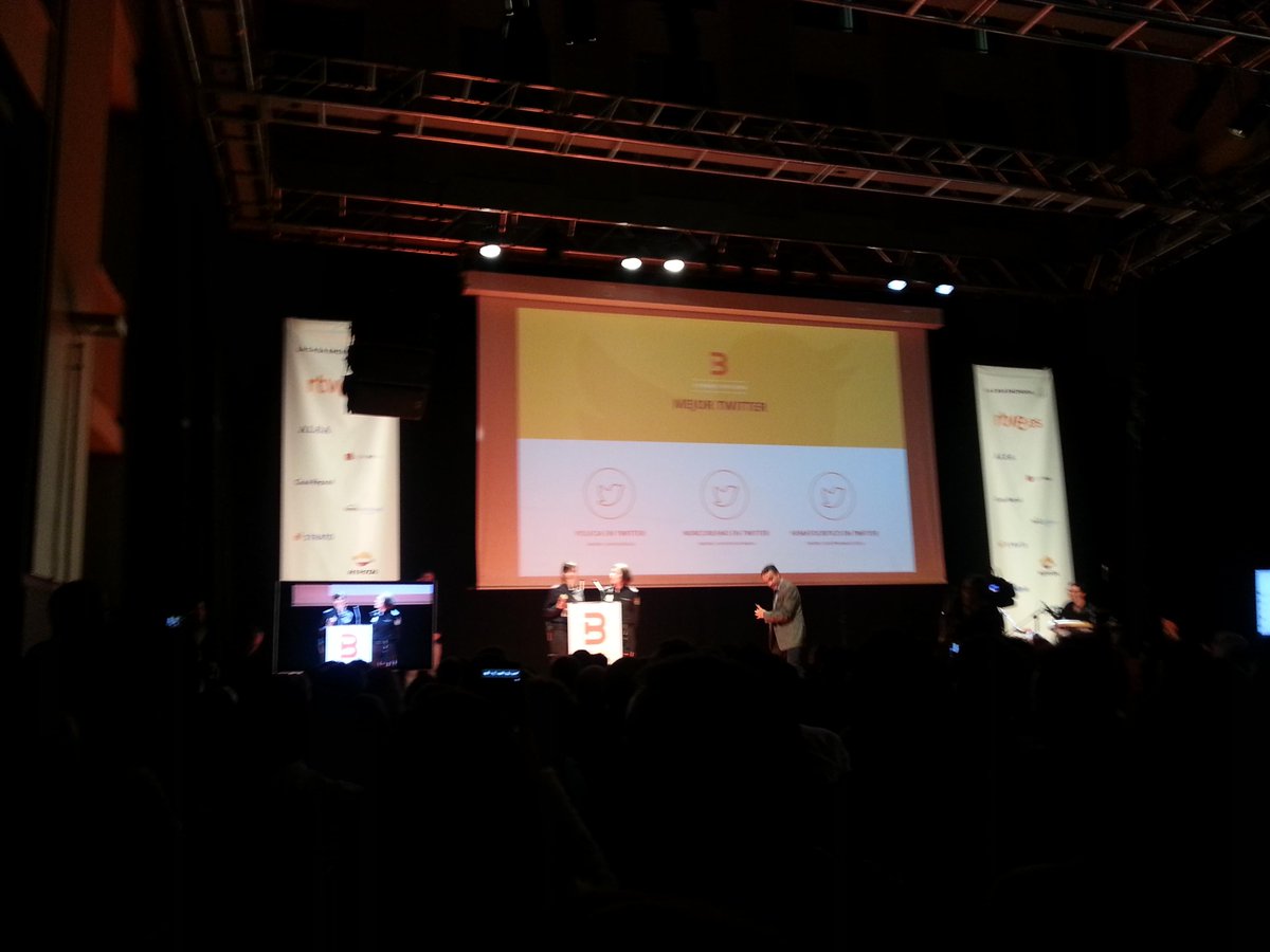 TwittBoy's tweet image. Y cómo no, el Premio #XBitacoras al mejor Twitter es para @policia FELICIDADES!