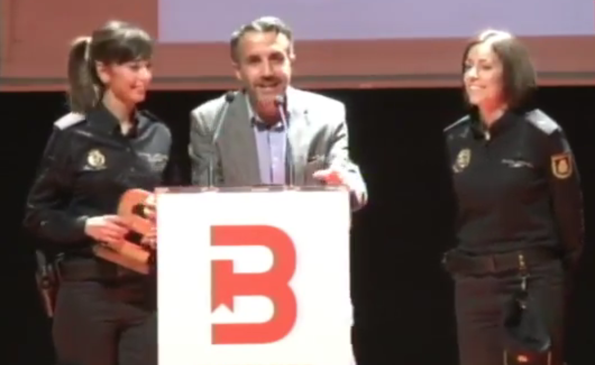 yocomu's tweet image. Merecidísimo premio #XBitacoras a @policia por mejor Twitter. Porque su papel es vital en las redes ¡enhorabuena!