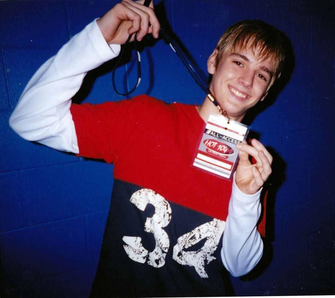 HOT1049's tweet photo. @aaroncarter GREAT show last night at #PugsLIVE! Here's a Friday throwback from 2002 w/ classic HOT1049 logo #OohWee http://t.co/2EEFsZrcnQ