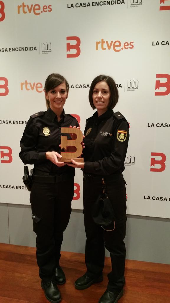 policia's tweet image. Os han dado el premio, cracks! Gracias! "@bitacoras: Ganador #XBitácoras al mejor Twitter es @policia ¡Enhorabuena!"