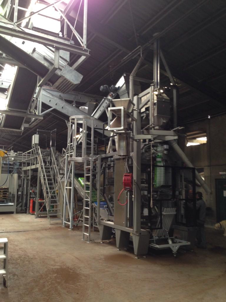 Slootwegmach's tweet photo. Partnership! #slootweg and #votech performed great in Belgium. New high speed #bark packaging line in operation http://t.co/bXjsYkwL02