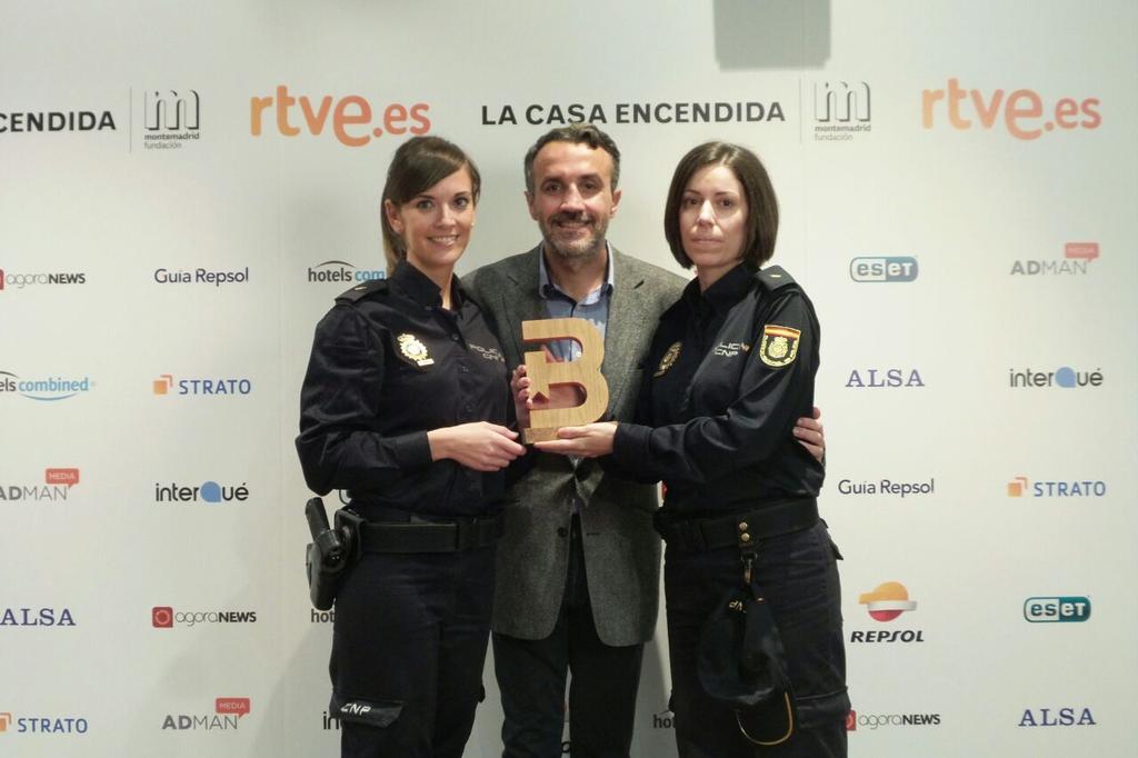 Cargongar72's tweet image. "@bitacoras: Carlos y las chicas de la @policia con su premio a mejor Twitter #XBitácoras http://t.co/B9r1Dkl52e" Bravooo!! ;))