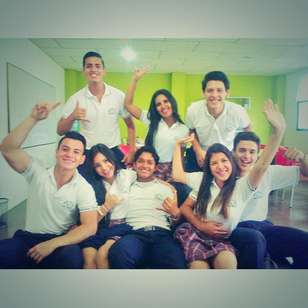RomiiReii's tweet photo. #Majito #Lenin #Osnar #Dennys #Michelle #Bryan #Neiser por esos Amigos que no importa las lucas siempre te acompañan❤ http://t.co/1oTfbqbrkX