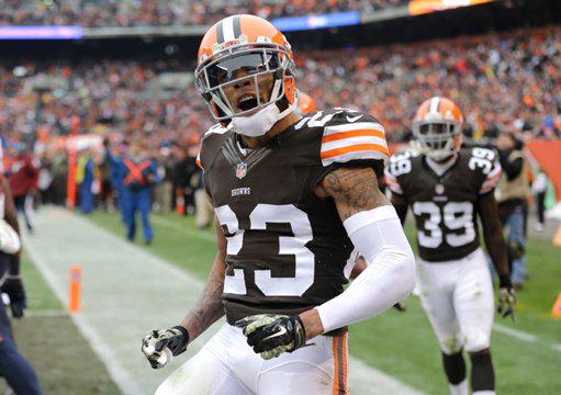 Browns's tweet photo. .@NathanZegura talks to @joehaden23 following practice on Nov. 20th

[Watch] http://t.co/yJYGUiY0B2 http://t.co/nq1ceDTzc4