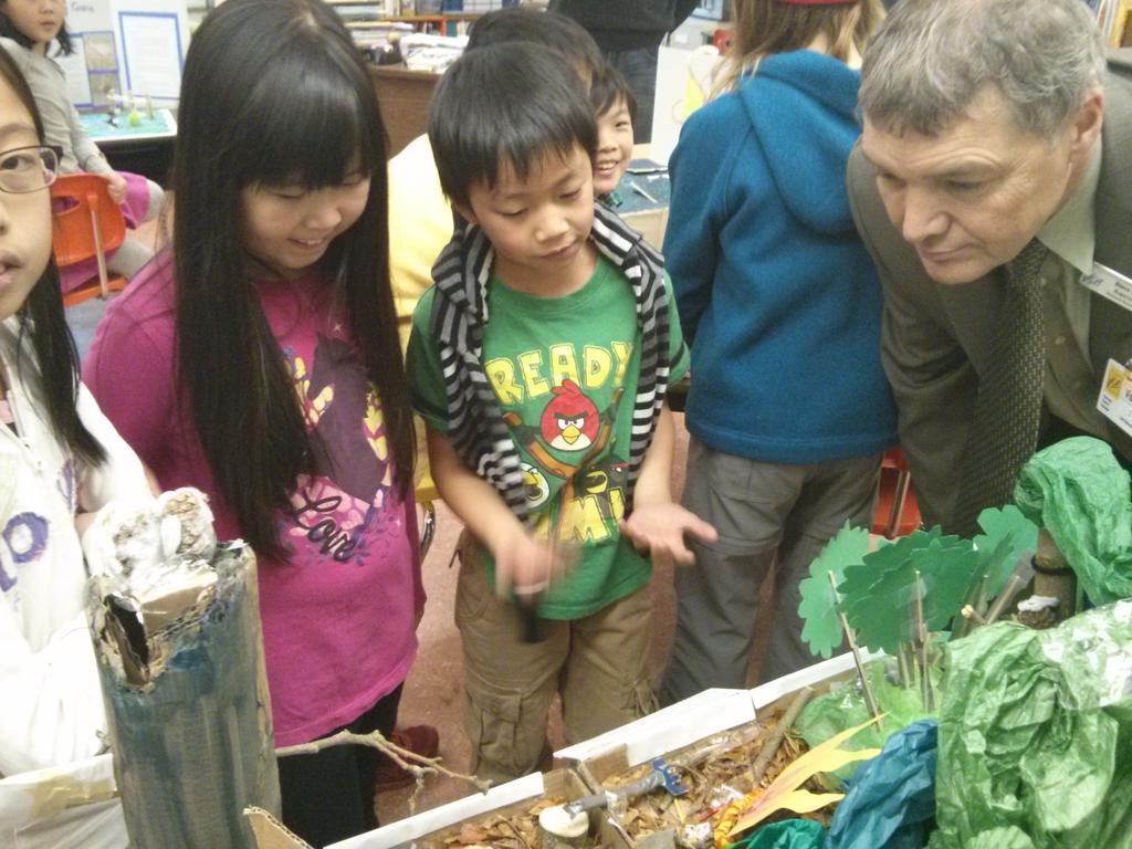 #vsb39 Osler MAAC students present some amazing science exhibits on endangered species to <a href="/myphronesis/">Steve Cardwell (he/him)</a>