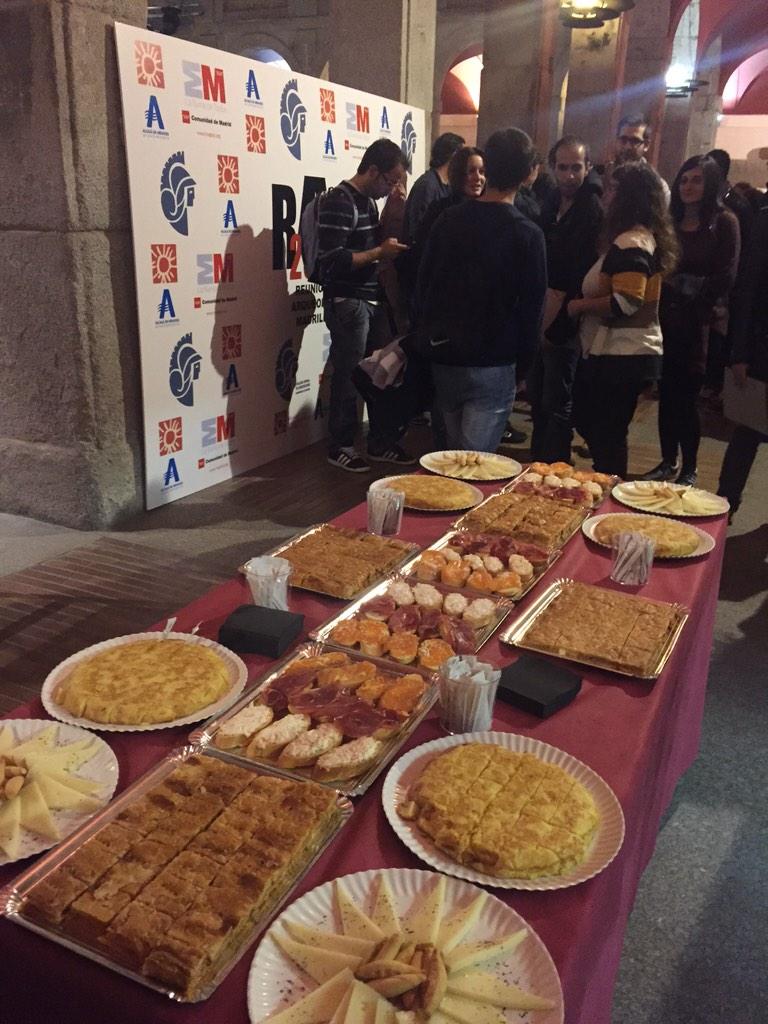 ColArqMadrid's tweet photo. Clausurada la #RAM2014 con una buena comilona! Esperamos que lo hayáis pasado genial compartiendo #arqueología http://t.co/F6Cu2aNEBs