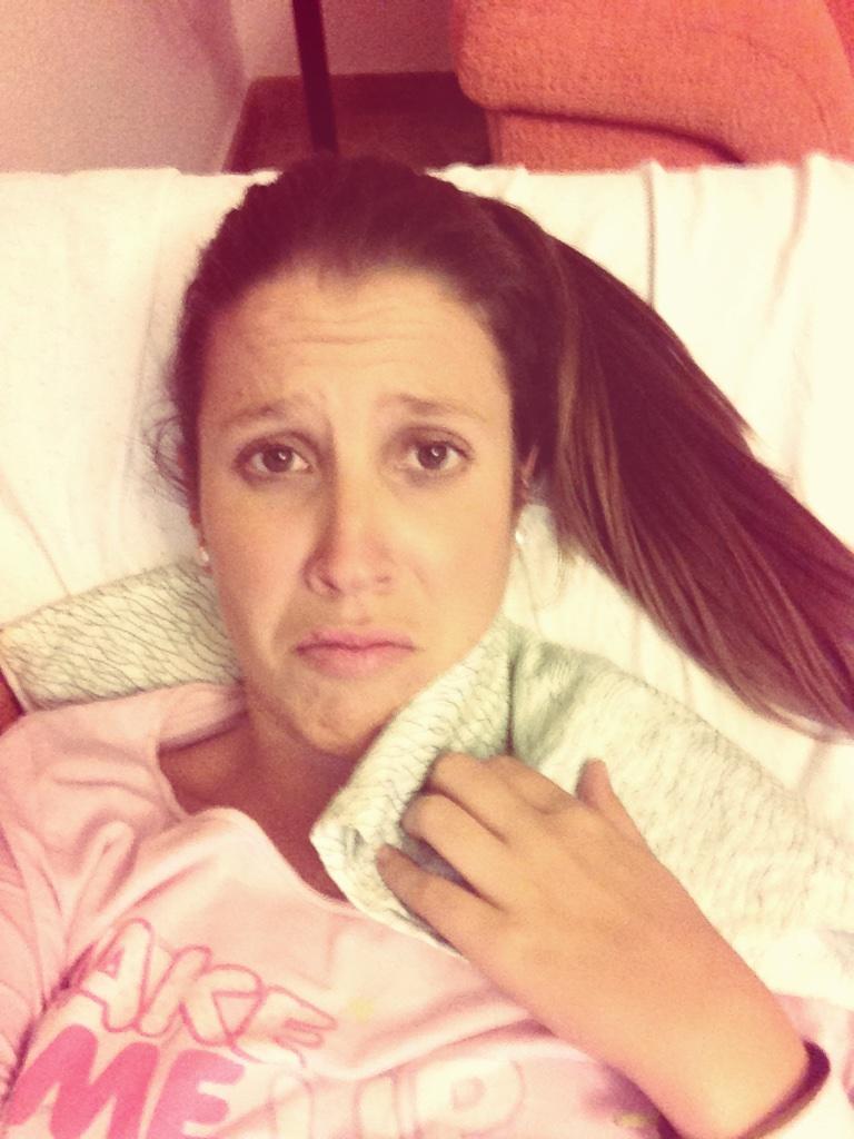 dena_da7's tweet photo. Ainsss mi cuello no puedo masss!!!!! :(  #dolor #mantitaelectrica #cuellooff http://t.co/shjaiex3kv