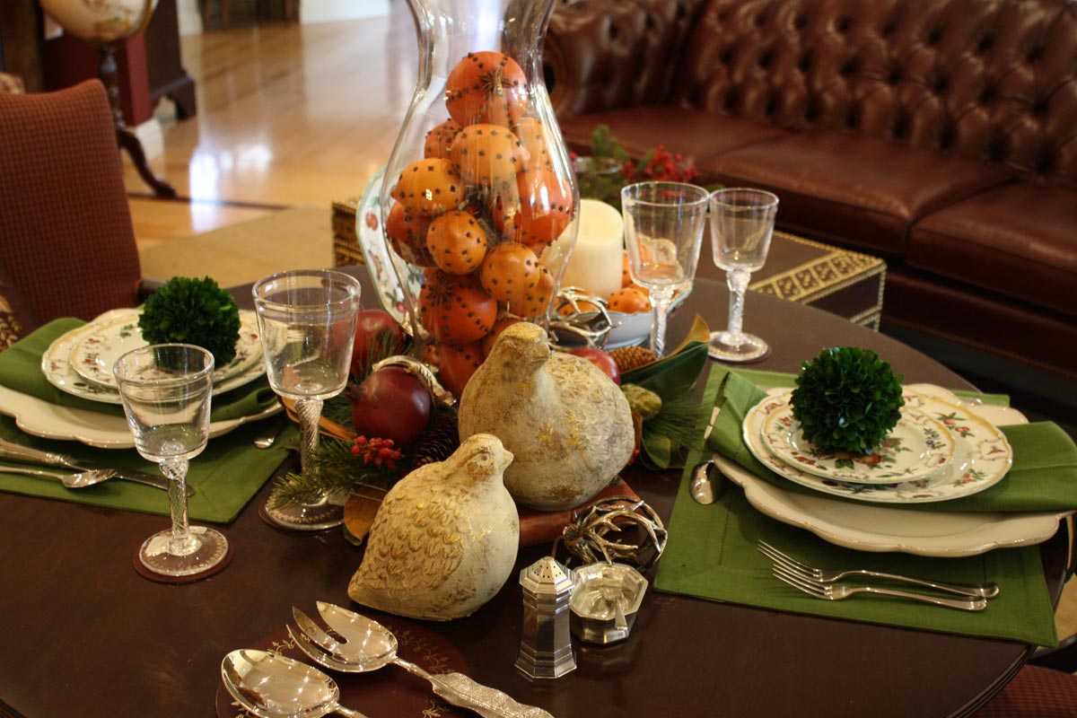 colonialwmsburg's tweet photo. .@WMBGbrand walks you through a Thanksgiving table setting: http://t.co/6Em3IEIKAM Don't worry, it's simple! http://t.co/3UVw2QFl1G
