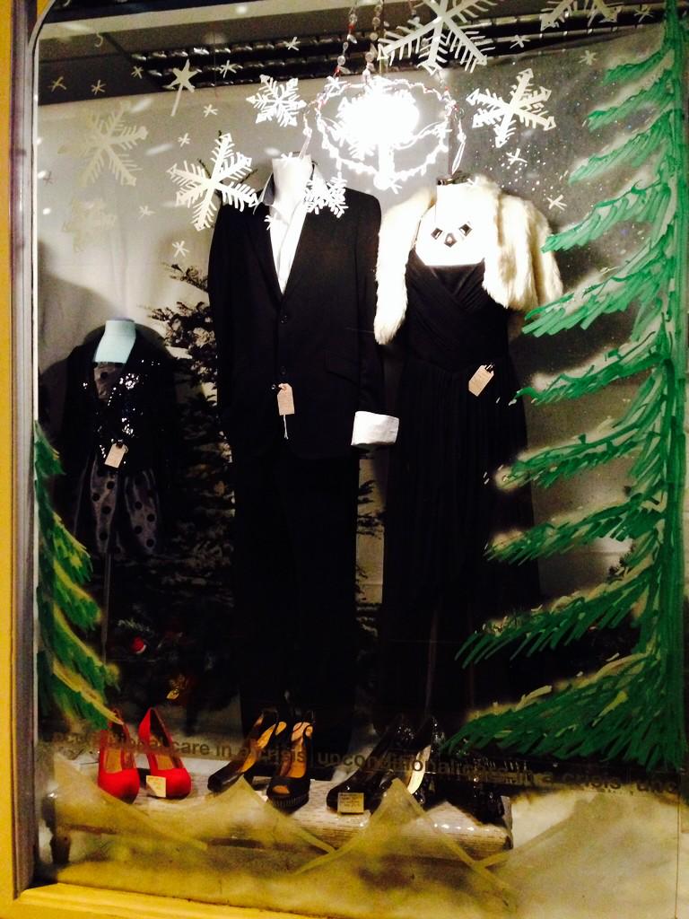 BRC_Penarthshop's tweet photo. Christmas nearly here @BRC_Penarthshop @RedCrossWales #penath #letgoshopping @BritishRedCross @CharityNewsUK http://t.co/A1NEKd5qIz