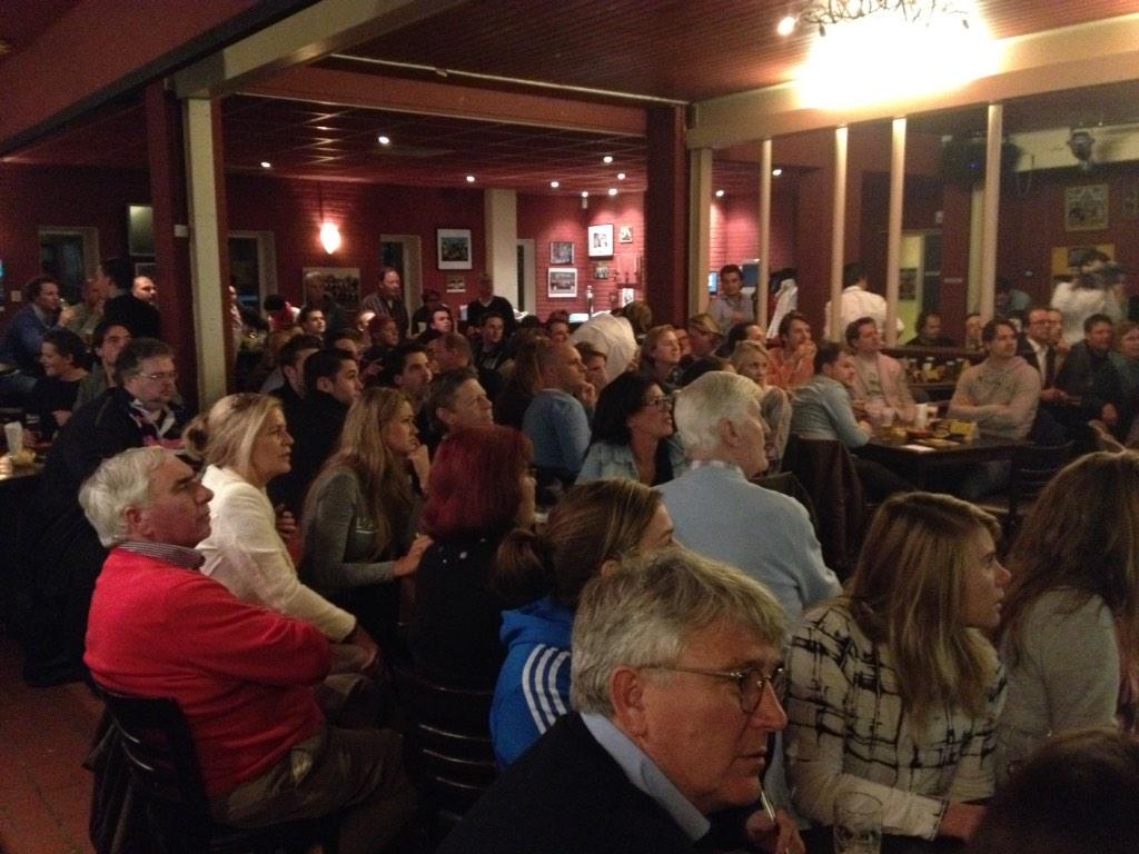 HCDBH1's tweet photo. Pubquiz in volle gang... Winnaars van onder andere @BastionH1 en @HCDBDAMES1 💪 http://t.co/mucGZwV133
