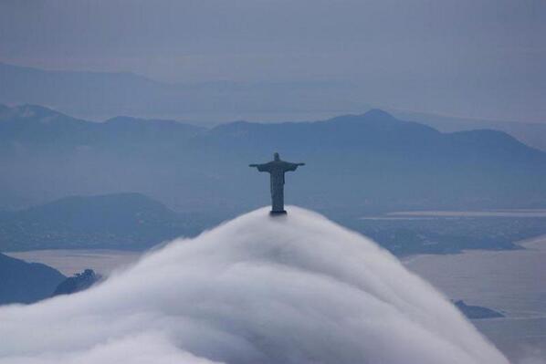 _Paisajes_'s tweet photo. Cristo de Rio de Janeiro sobre una nube. Brazil. http://t.co/KMLTJ4iveK