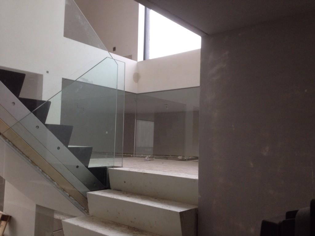 hoekstraglas's tweet photo. Trap -en balustradebeglazing van gehard/ gelaagd veiligheidsglas geplaatst #bloemendaal http://t.co/6qoiUUG9Nn