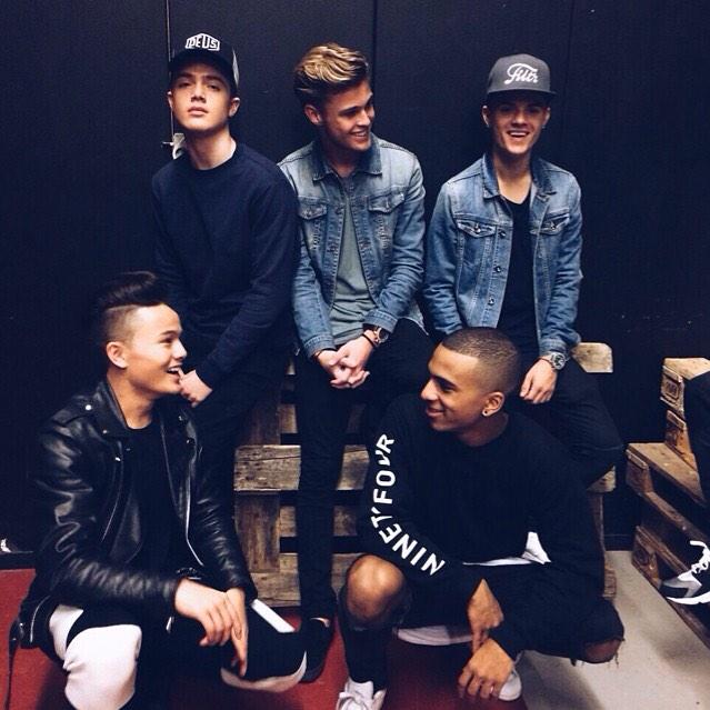 __charelleee's tweet photo. I can't describe my love for you guys http://t.co/GVcSWnxrpl