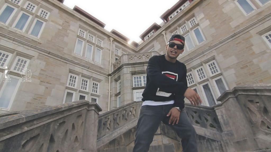 ElekAtheclass's tweet photo. Próximamente nuevo clip de mi bro @muchocaviar  con @KasyKesi  haciendo la cobertura.Tema producido por @RelsBeats http://t.co/0CO2nyJA4M