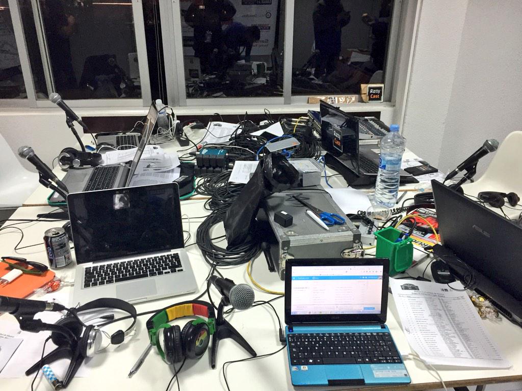 rallycast_'s tweet photo. Así está ahora el estudio de los #RallyCasters.... Y nos enteremos aunque parezca imposible http://t.co/I94uRnNlGq