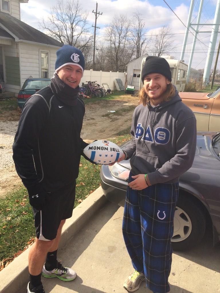 HughVandivier's tweet photo. Here's the handoff! @dpuPhiDelt to @wabashpdt #als #MononBellRelay http://t.co/drm4RpbvSe