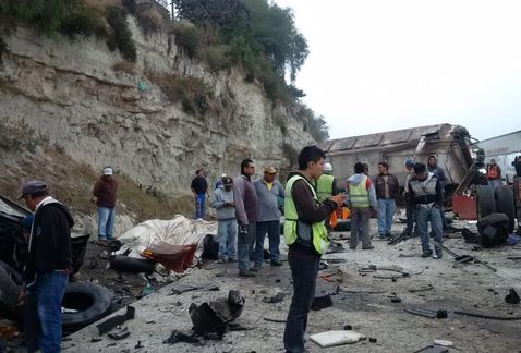 mileniotv's tweet photo. Choque en la México - Querétaro deja tres muertos http://t.co/mRwzoxeHg7 http://t.co/MSu0xSVput