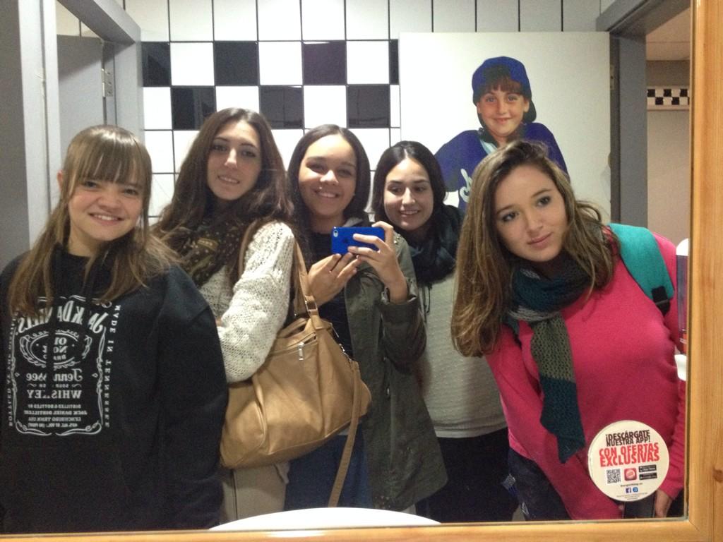 lizxcl's tweet photo. Lo que mas quiero😍😍 @berrocalcelia10 @Fabiola_98_ @Sandra_molina98 #María http://t.co/KfBjihrJhJ