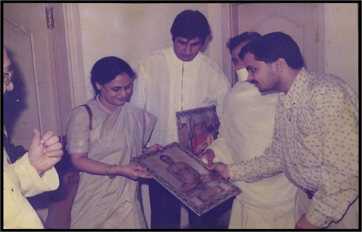UrjaGroup's tweet photo. Dr.V.K.Anchalia gifting a rare photograph of Lord Mahavir to Amitabh Bachchan and Jaya Bachchan . http://t.co/kCCUJC4Npa