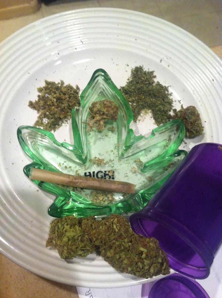 summ3rsinclaire's tweet photo. #photoset #weed #weedgirl #WeedDaily #MarijuanaEffect #potpride #StonerNation #neverenoughweed #stonerproblems #ganja http://t.co/Ceo0Q5aKRs