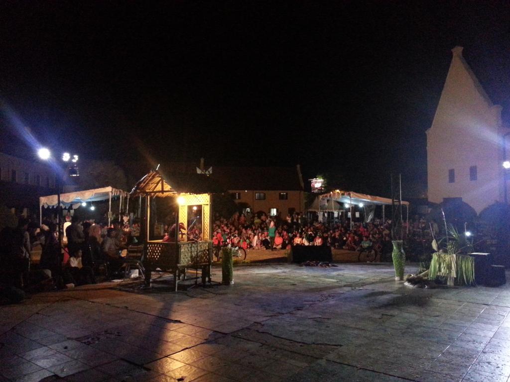 IDberkebun's tweet photo. Seruuu “@MksrBerkebun: Benteng Fort Rotterdam malam ini #MGCF2014 http://t.co/OB4aA9ZlSs”