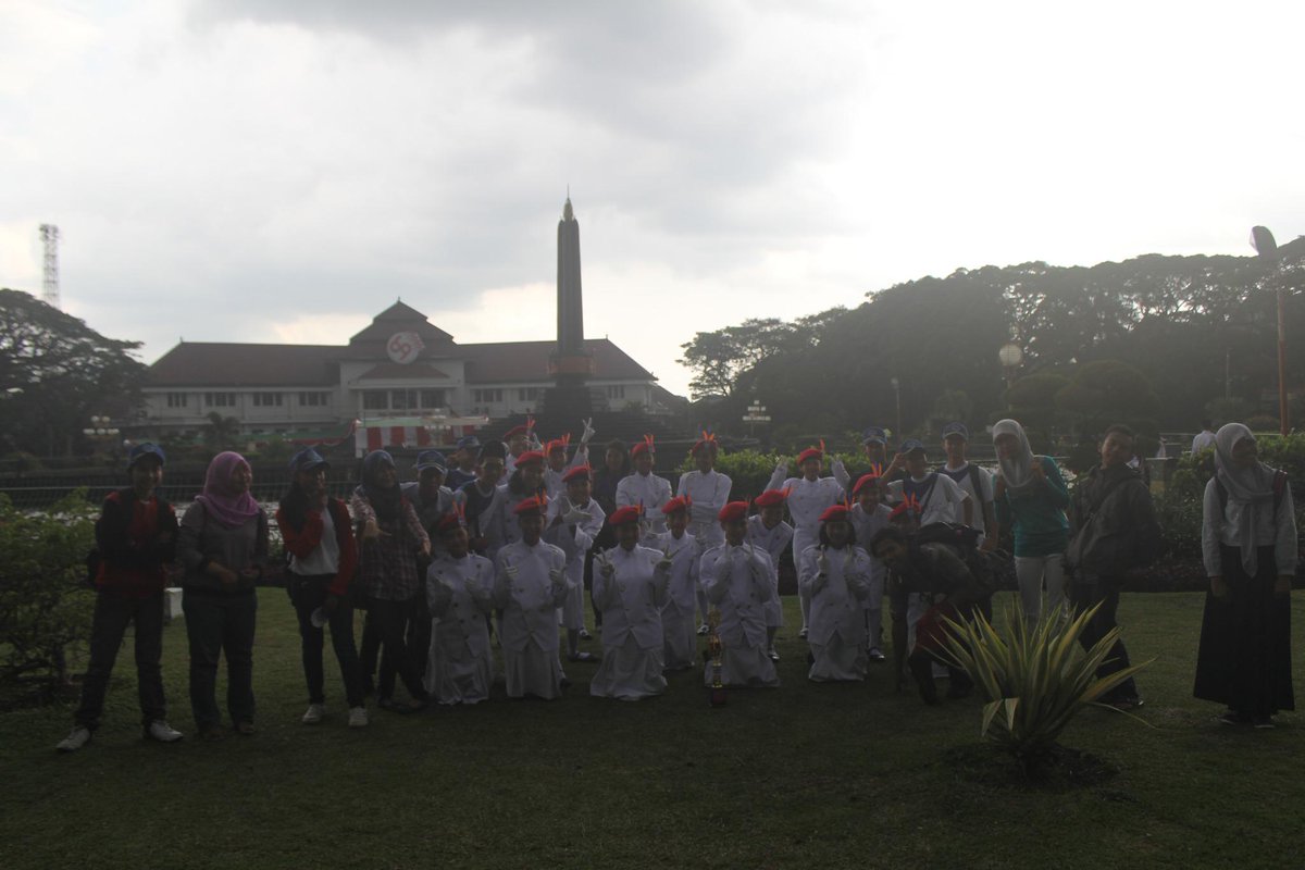 PSmetarigala's tweet photo. bersama para pendamping dari alumni @smetarigala http://t.co/ntBbmmrA4v
