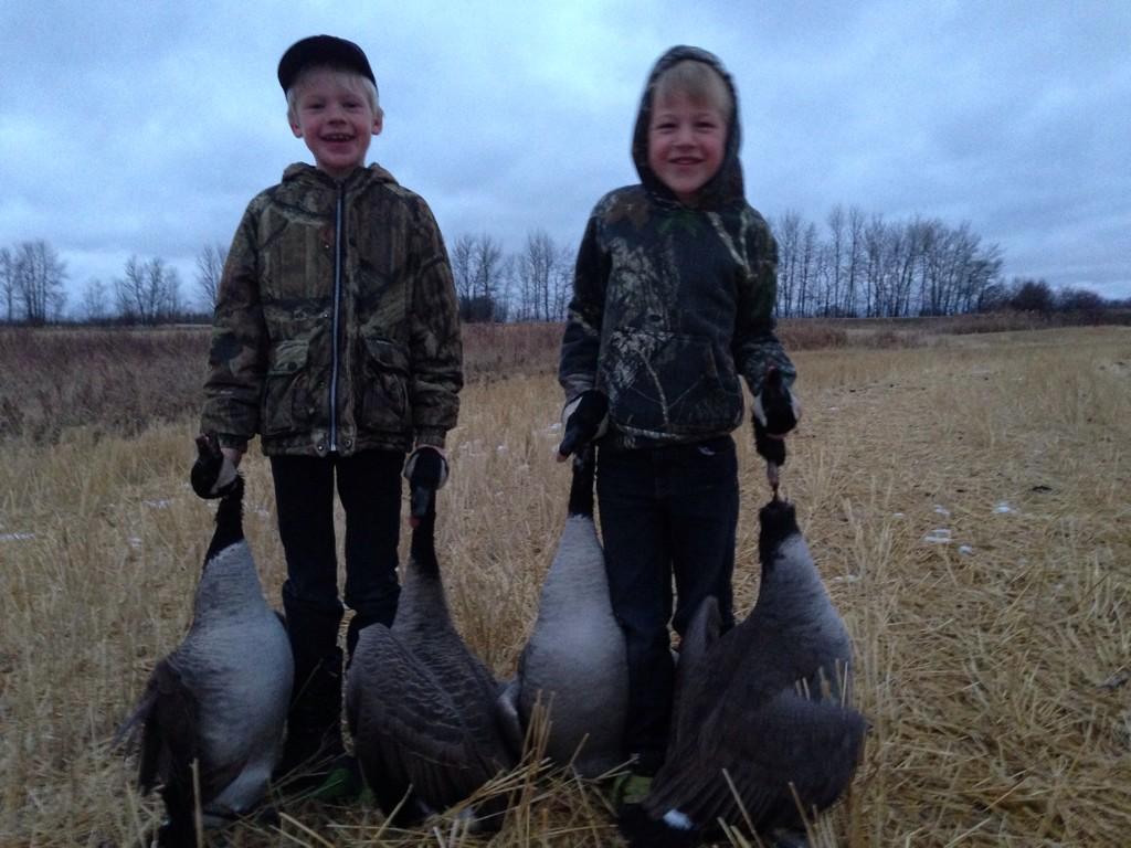 agassizoutfiter's tweet photo. My cousins sons from Roblin with 4 greaters. #futureguides http://t.co/WVjdMhuJn5